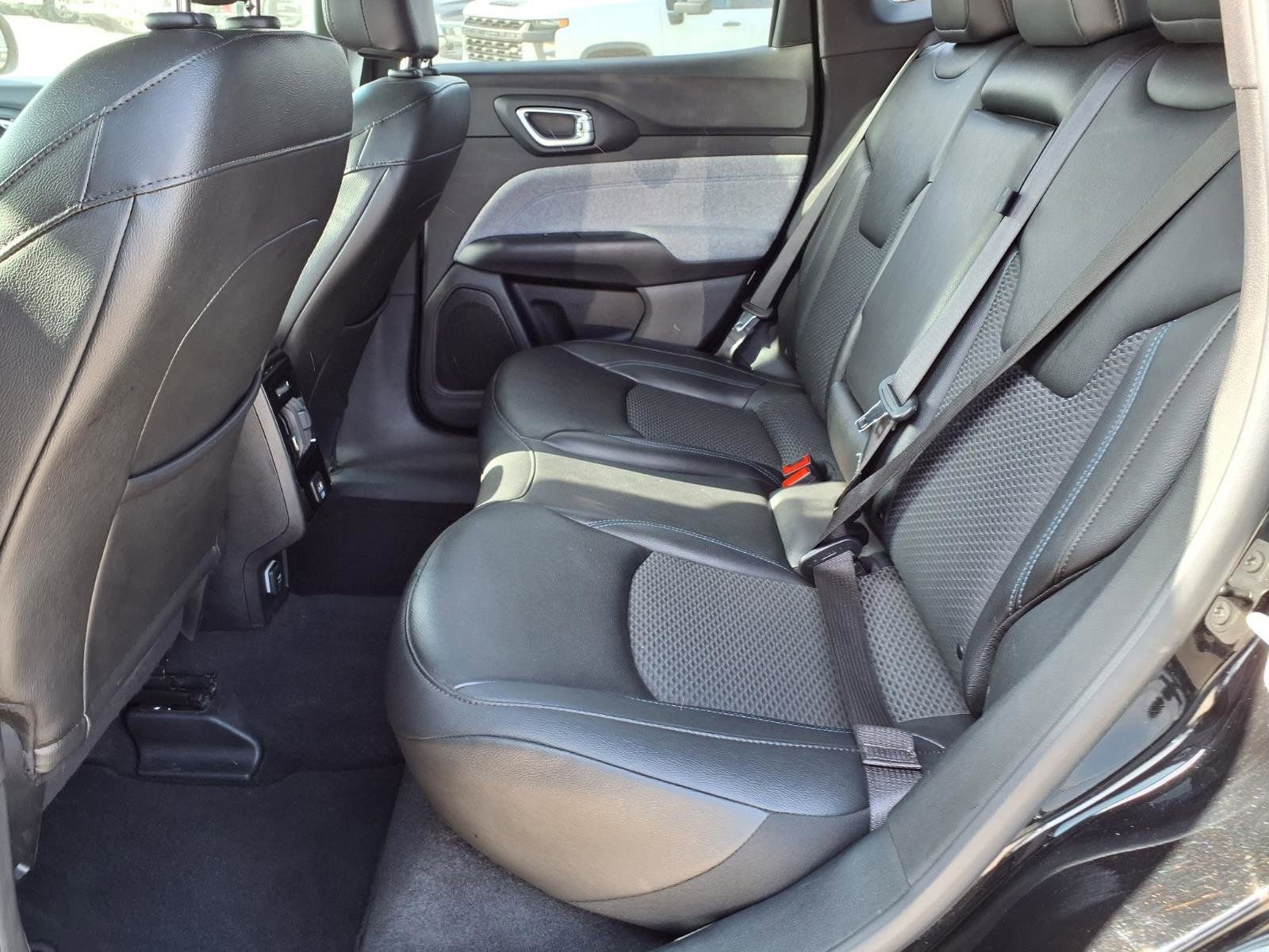 Used 2025 Jeep Compass Latitude image 19