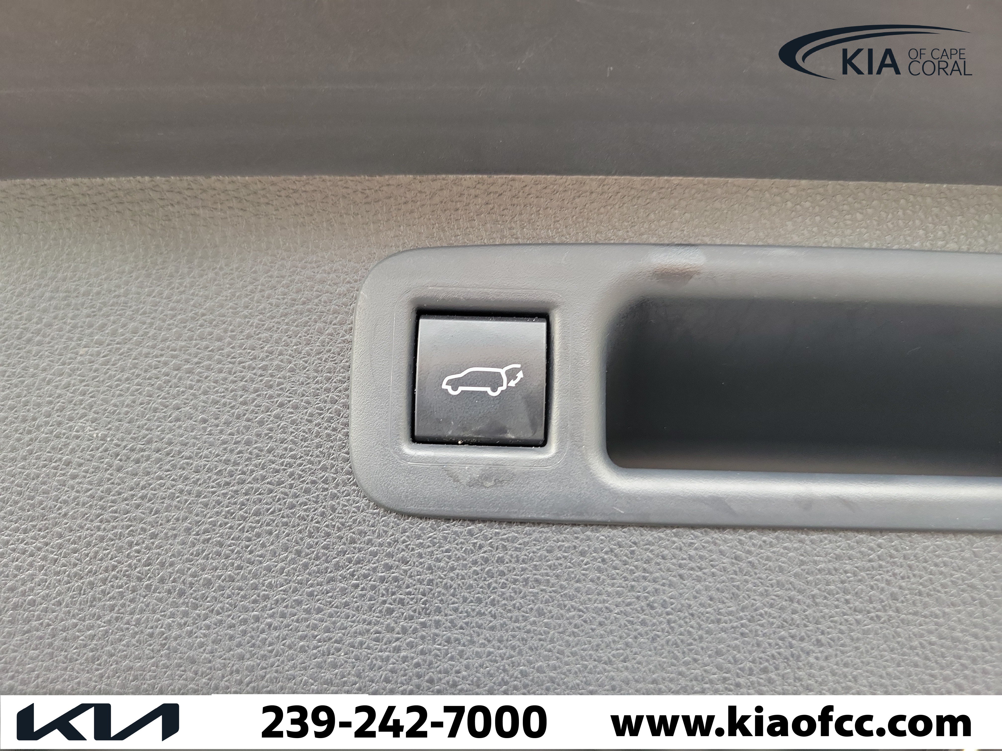 Used 2021 Toyota Highlander LE FWD image 12