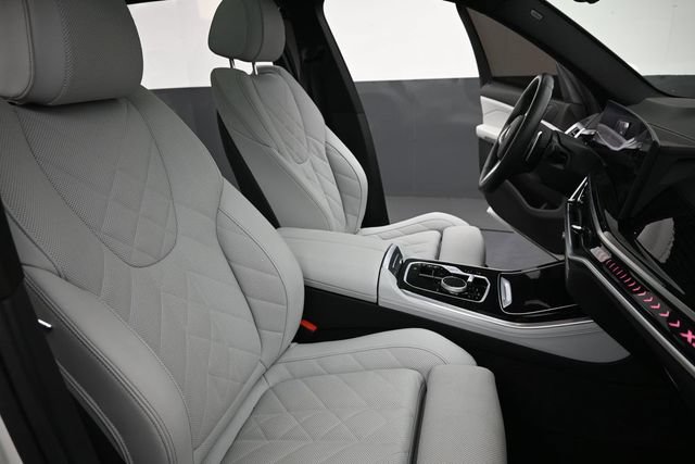Used 2025 BMW X5 xDrive40i w/ M Sport Package AWD/4WD image 25