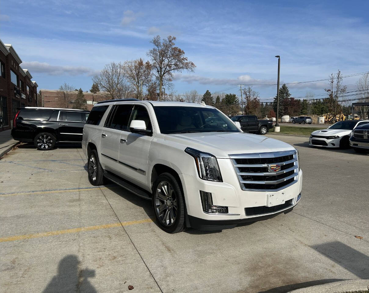 Used 2016 Cadillac Escalade ESV Luxury image 4