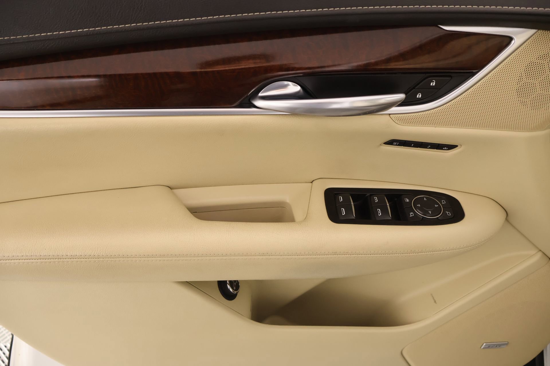 Used 2018 Cadillac XT5 Luxury w/ Driver Awareness Package image 17