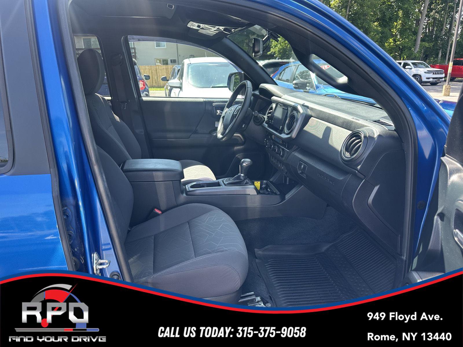 Used 2017 Toyota Tacoma TRD Off-Road w/ Premium & Technology Package AWD/4WD image 28