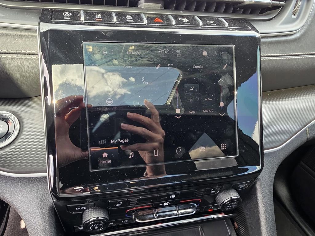 Certified 2025 Jeep Grand Cherokee Altitude image 19