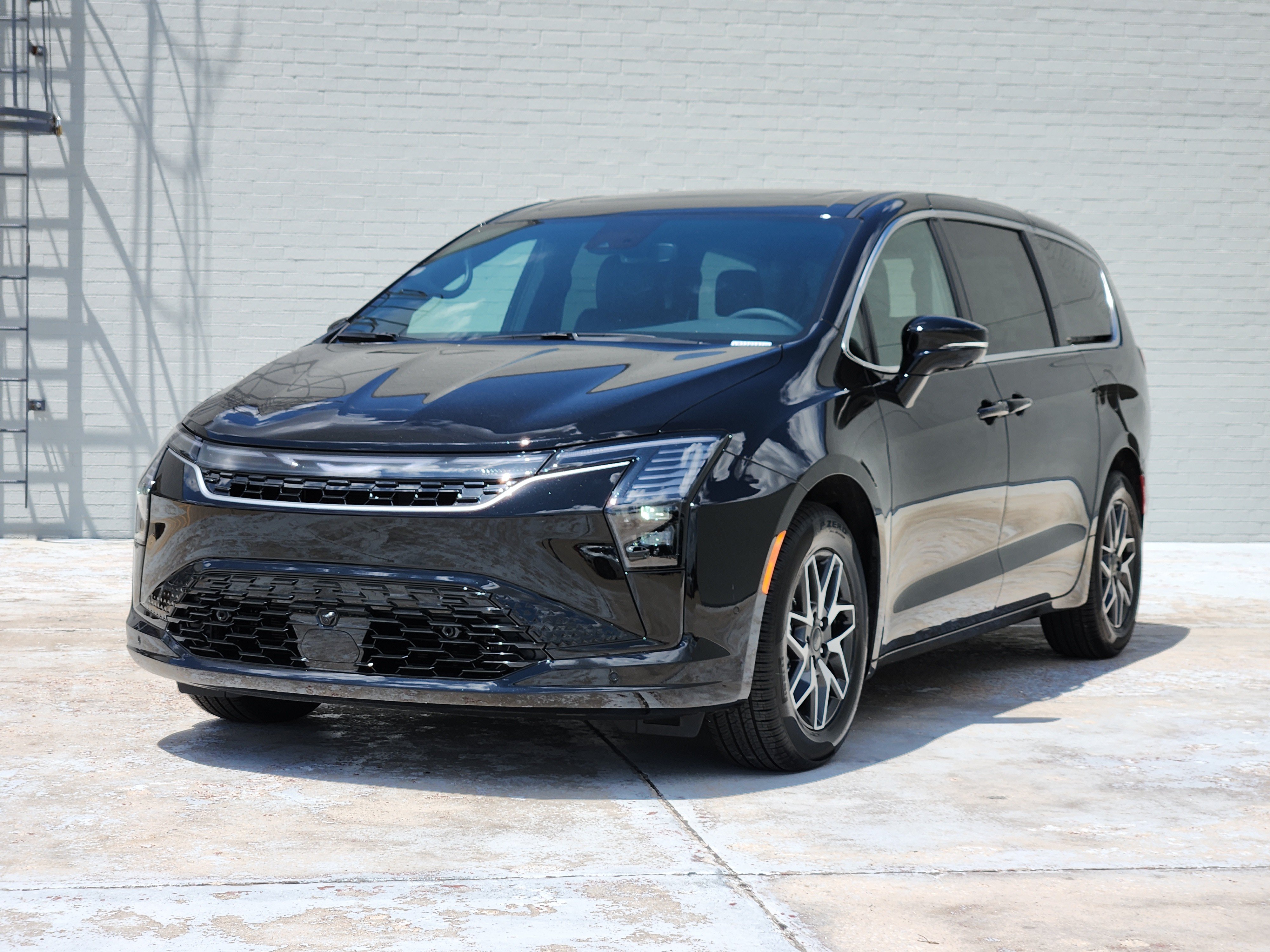 New 2027 Chrysler Pacifica Limited FWD image 2