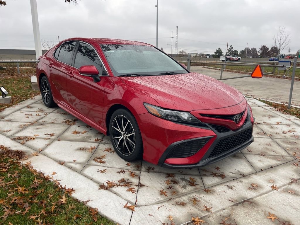 Used 2022 Toyota Camry SE image 2