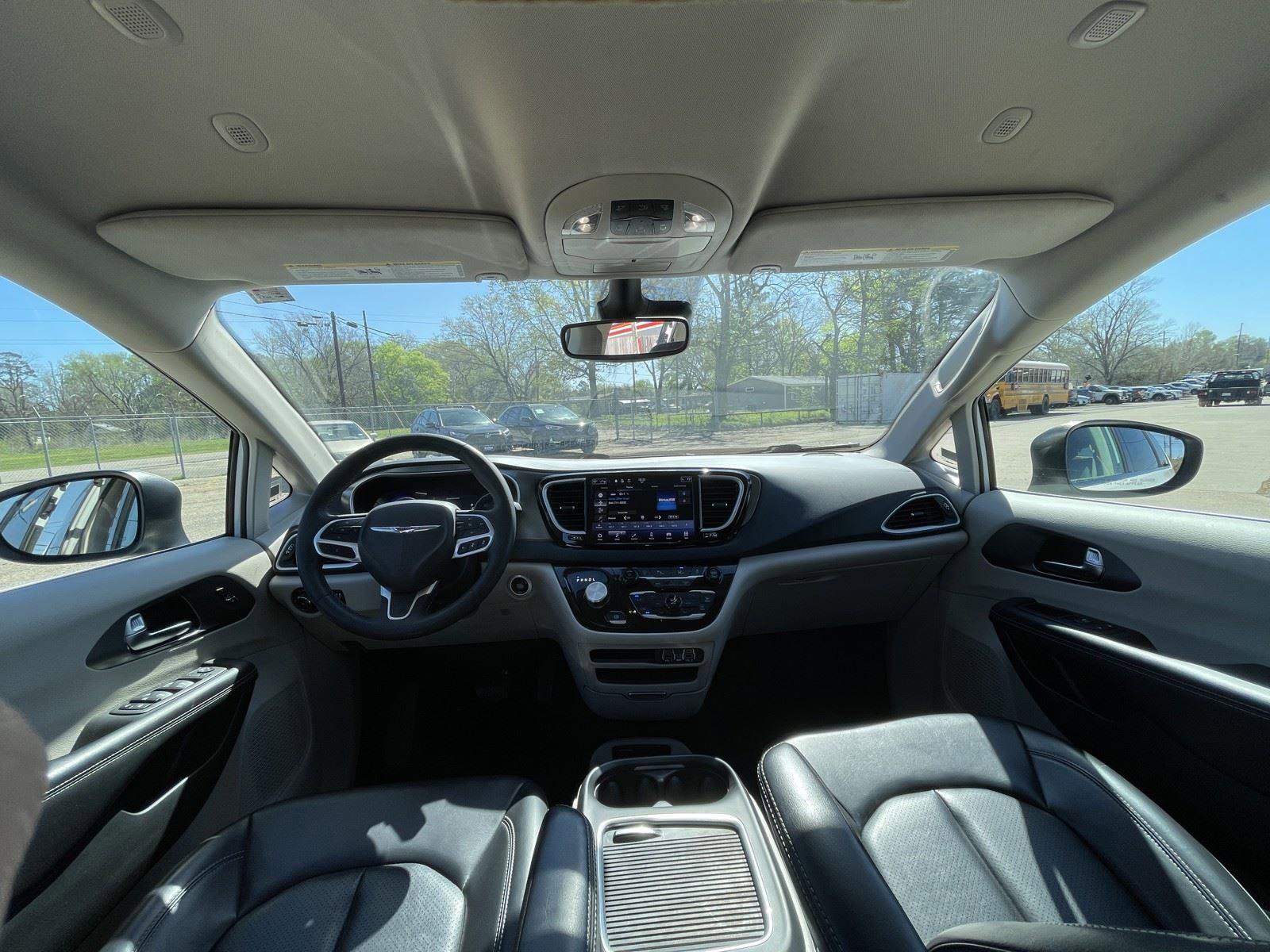 Used 2023 Chrysler Pacifica Touring-L image 15