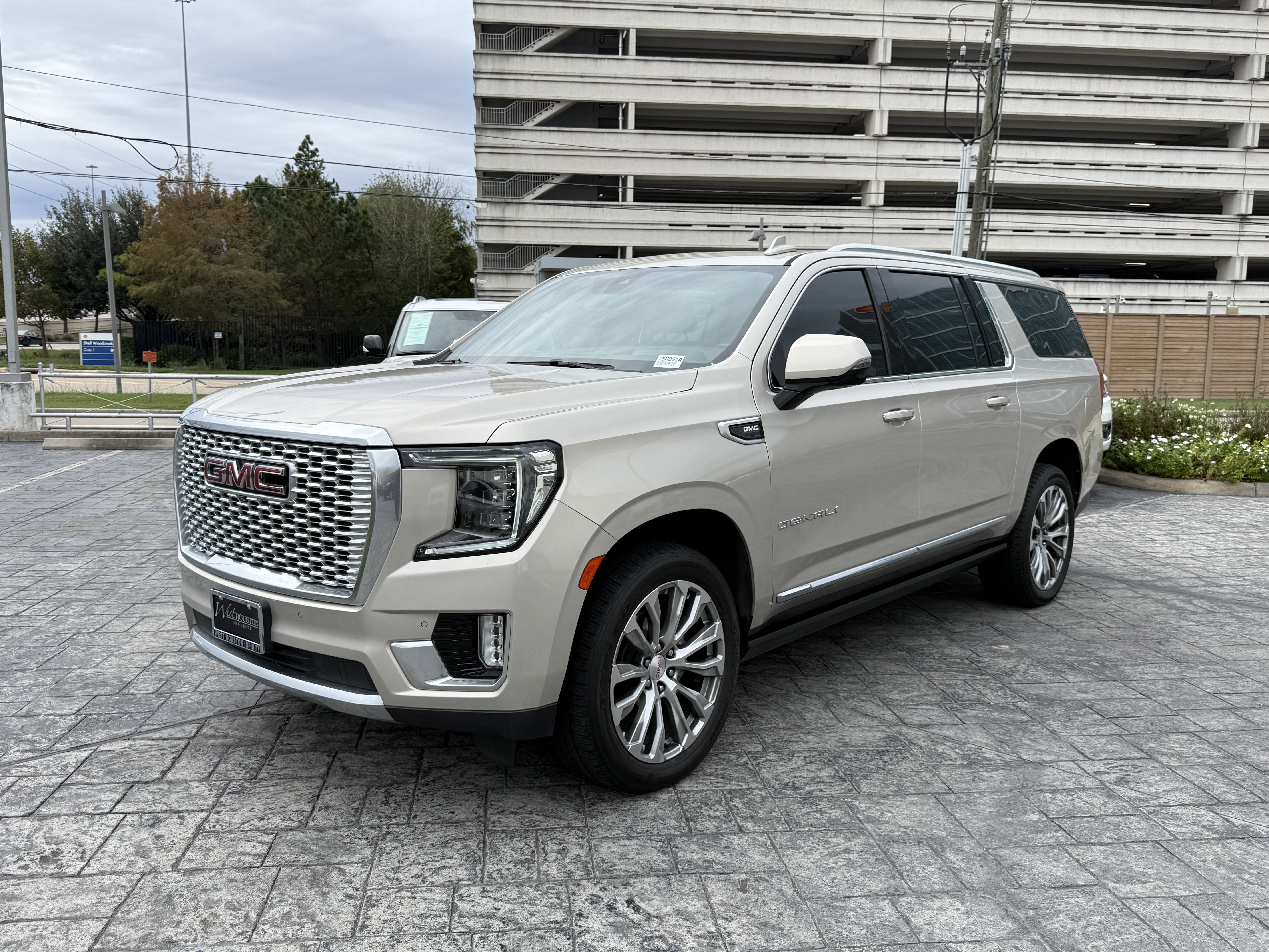 Used 2021 GMC Yukon XL Denali w/ Denali Premium Package image 3