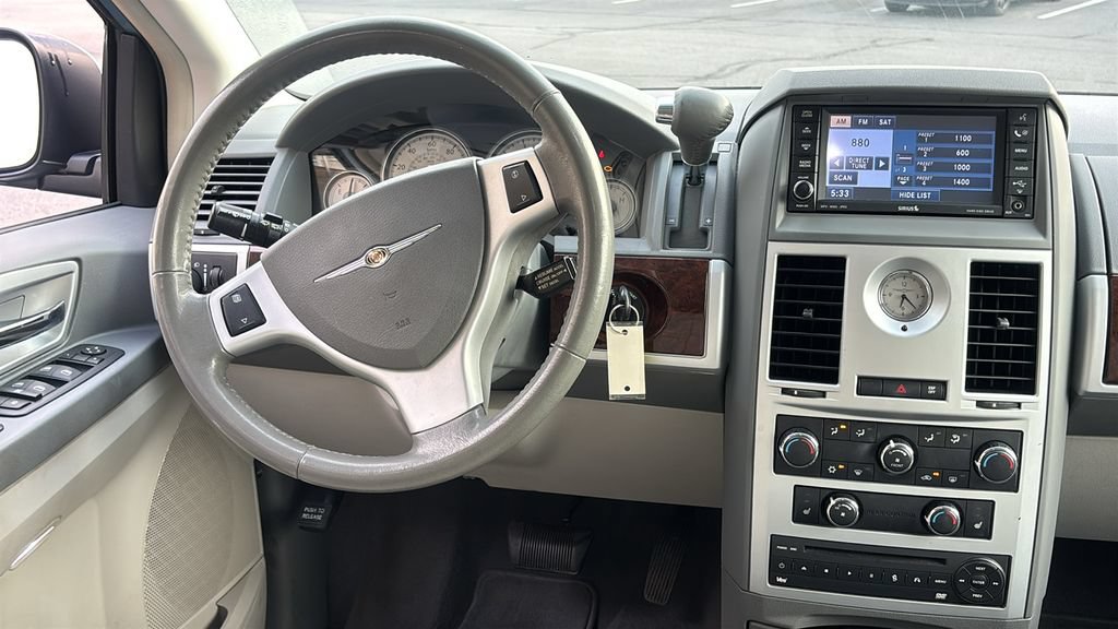 Used 2009 Chrysler Town & Country Touring FWD image 7