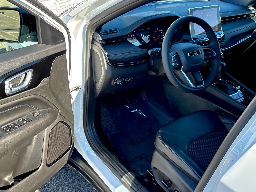 Used 2025 Jeep Compass Latitude w/ Convenience Group image 9