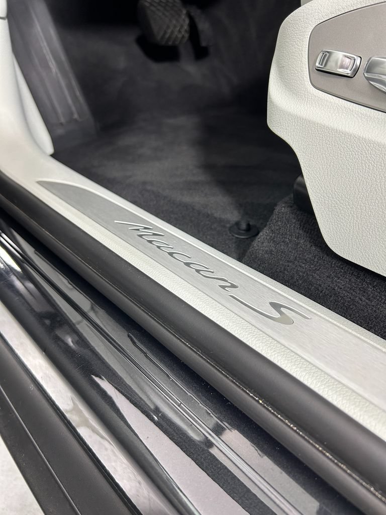 Certified 2023 Porsche Macan S AWD/4WD image 15