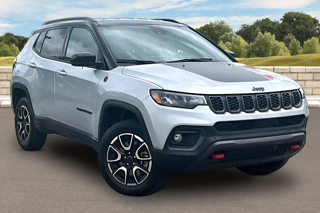 Used 2025 Jeep Compass Trailhawk AWD/4WD image 2