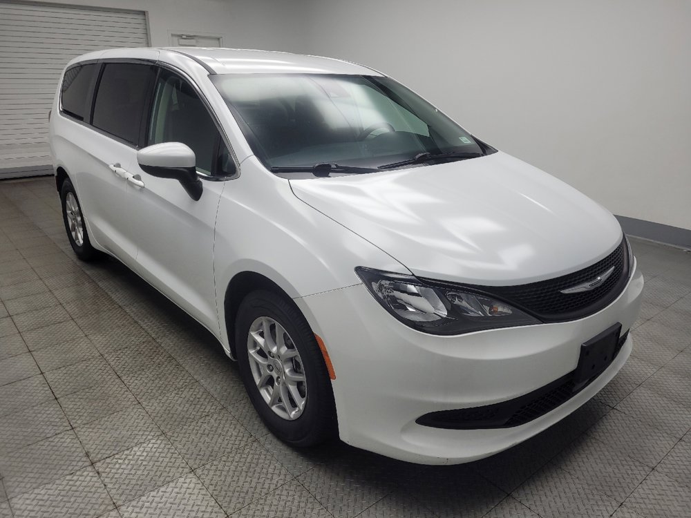 Used 2023 Chrysler Voyager LX image 13