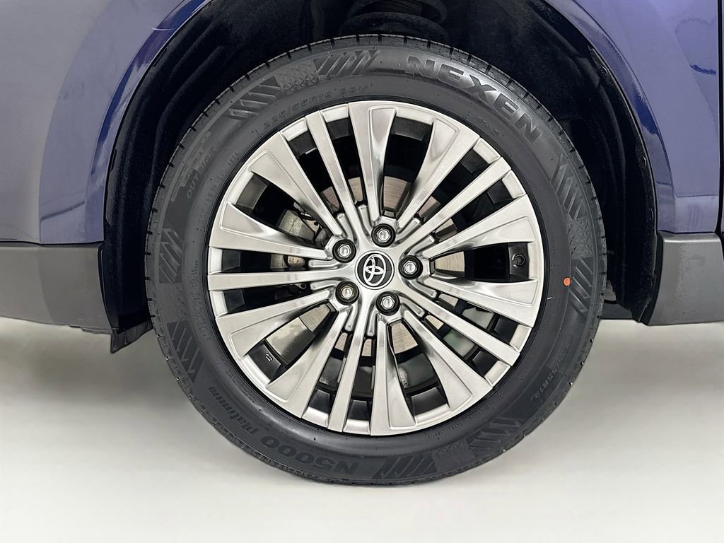 Used 2022 Toyota Venza XLE image 29