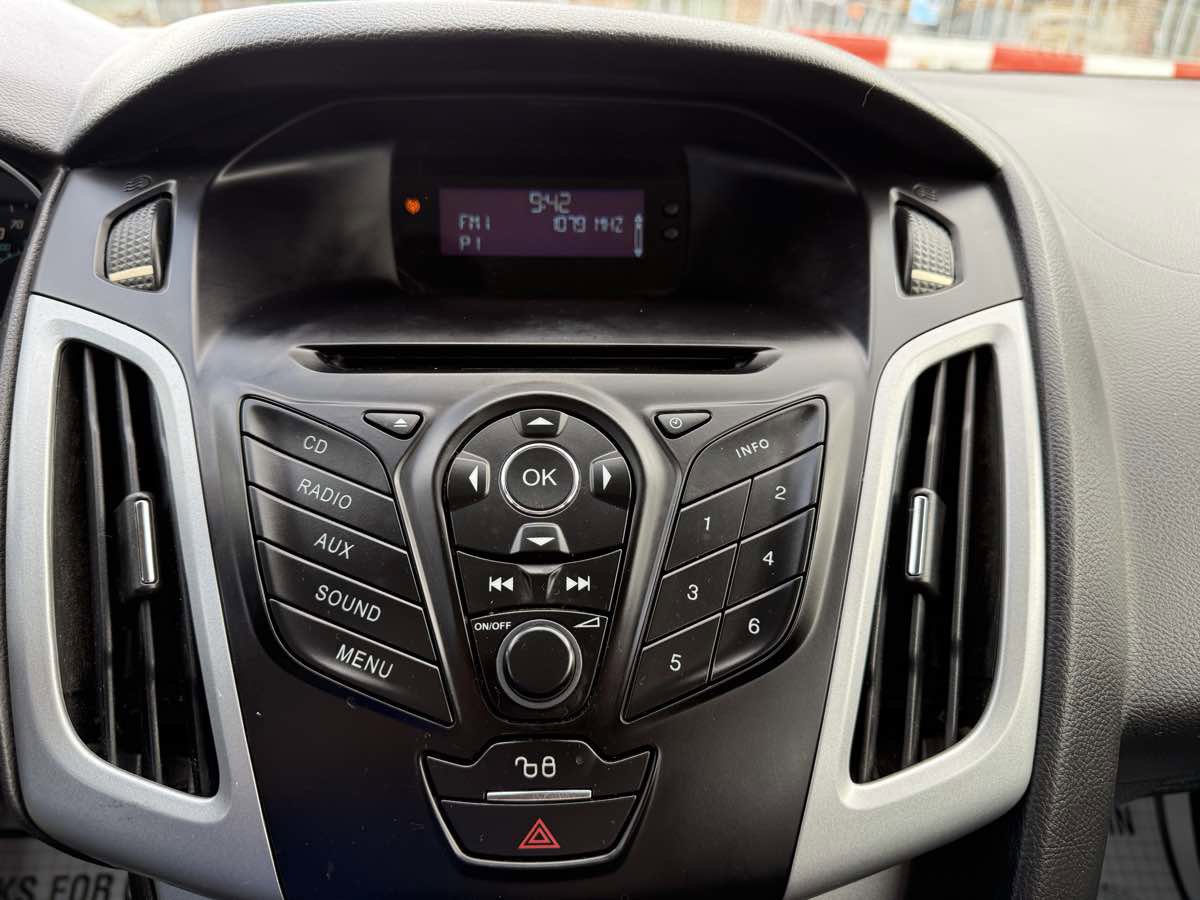 Used 2012 Ford Focus SE w/ SE Winter Pkg image 18
