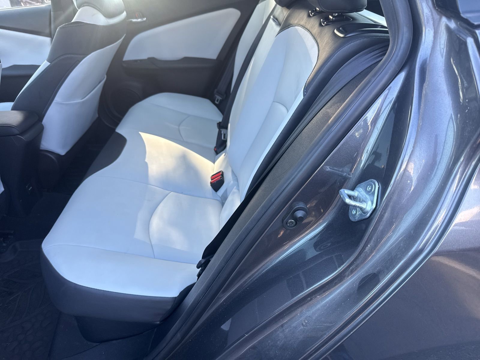 Used 2017 Toyota Prius Four w/ Premium Convenience Package FWD image 10