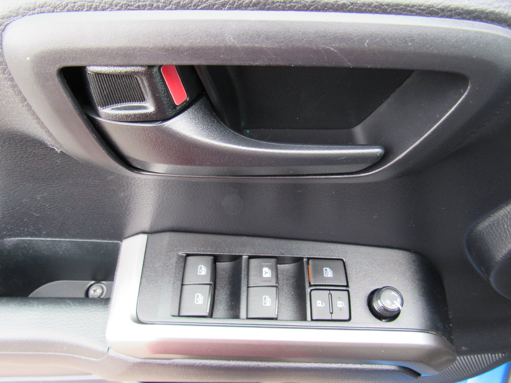 Used 2020 Toyota Tacoma SR5 w/ Blackout Package AWD/4WD image 13