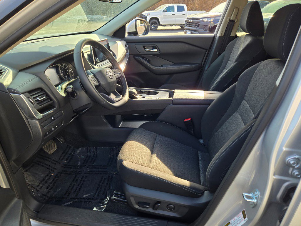 Used 2025 Nissan Rogue SV FWD image 21