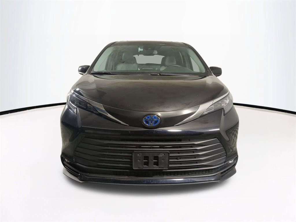 Used 2025 Toyota Sienna XLE image 3