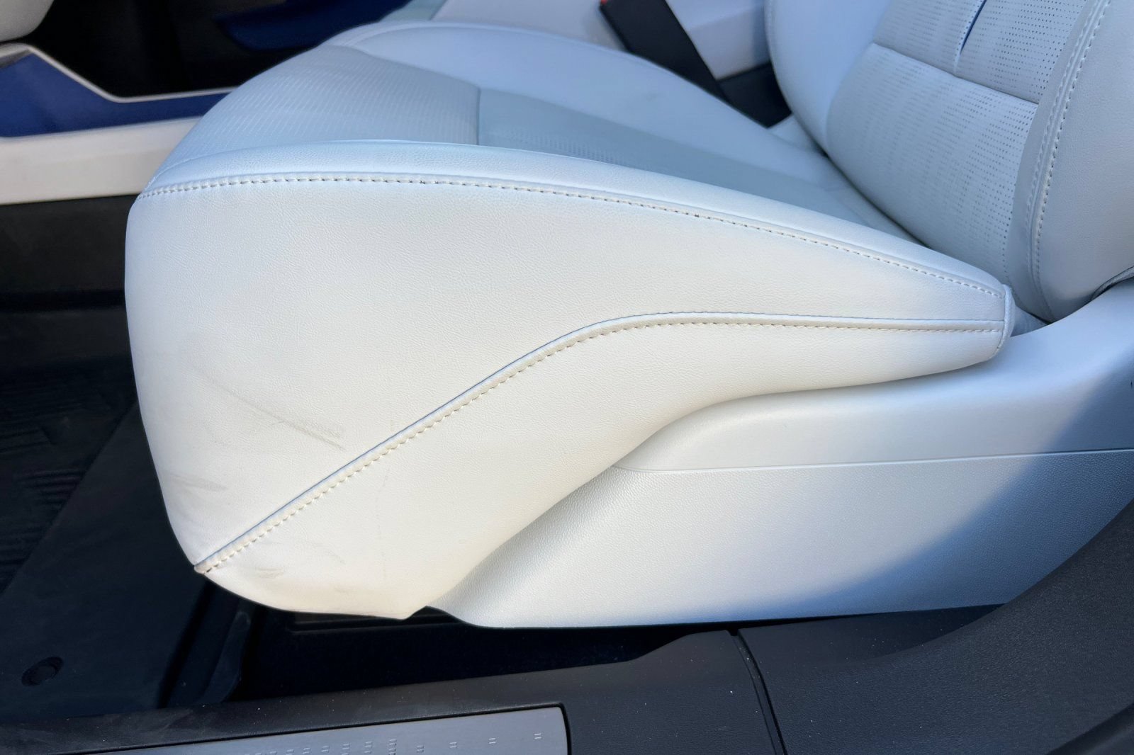 Certified 2026 Cadillac Optiq Luxury 2 w/ LPO, Floor Liner Package RWD image 12