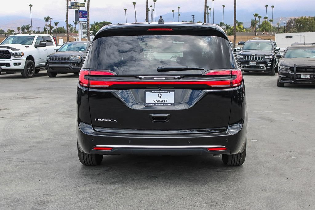 New 2027 Chrysler Pacifica Select FWD image 8