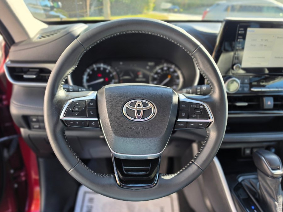 Used 2021 Toyota Highlander XLE AWD/4WD image 18