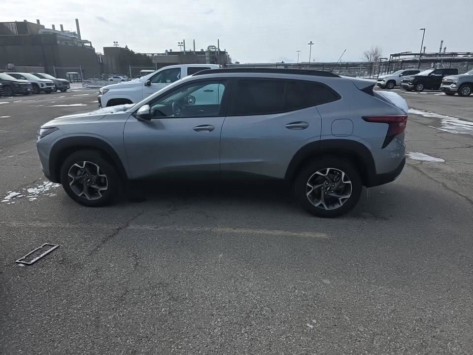 Used 2025 Chevrolet Trax LT w/ LT Convenience Package image 4