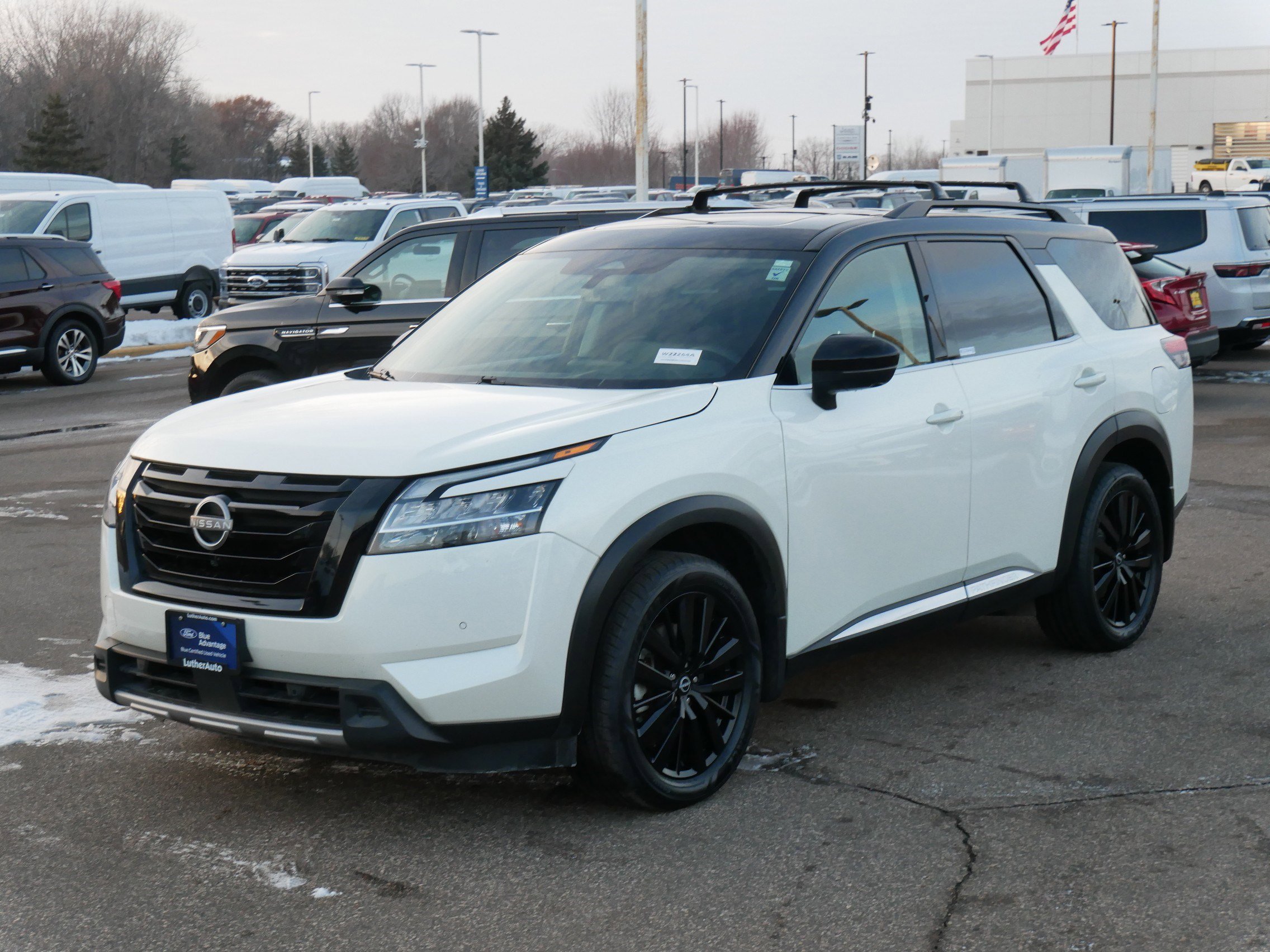 Used 2023 Nissan Pathfinder Platinum image 3