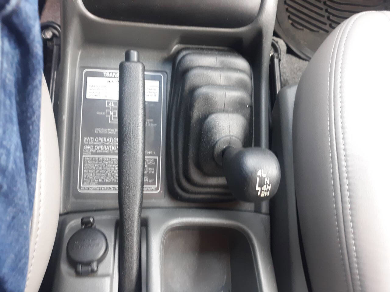 Used 2003 Chevrolet Tracker LT image 21