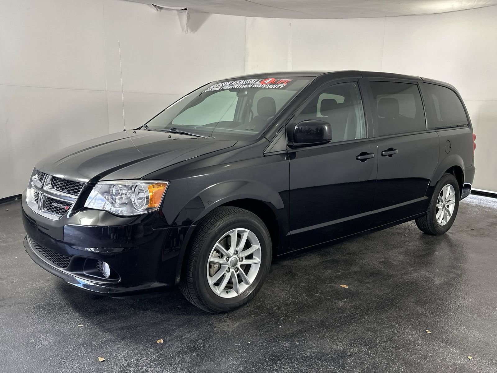 Used 2020 Dodge Grand Caravan SE image 4