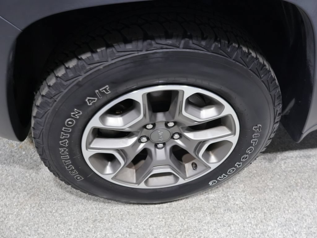 Used 2022 Jeep Cherokee Trailhawk w/ Premium Leather Package AWD/4WD image 10