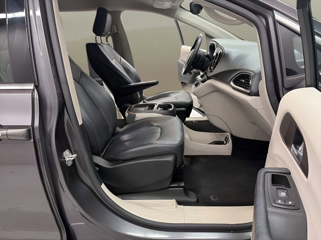 Used 2017 Chrysler Pacifica Touring-L w/ Tire & Wheel Group FWD image 15