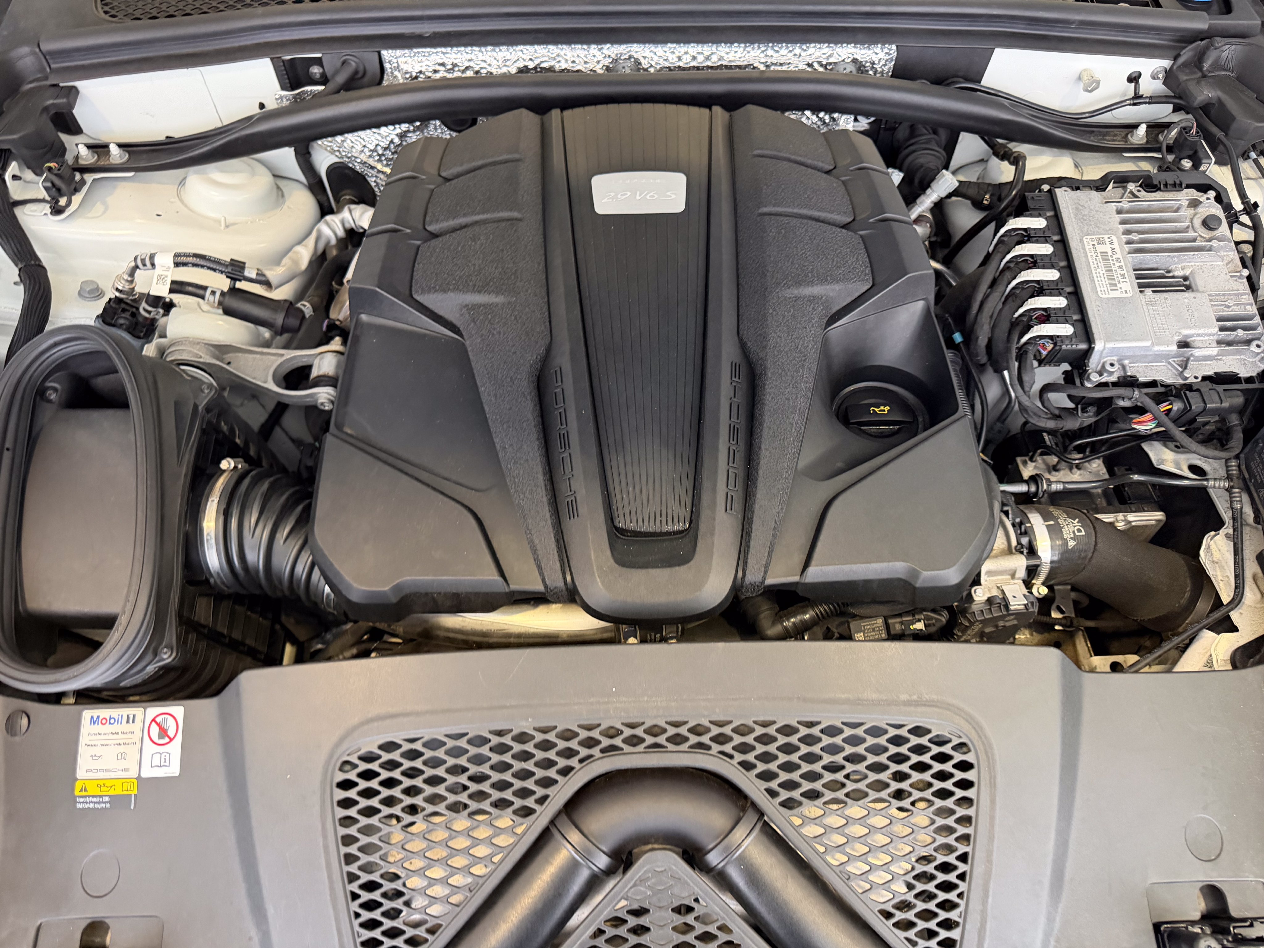 Certified 2022 Porsche Macan S AWD/4WD image 28