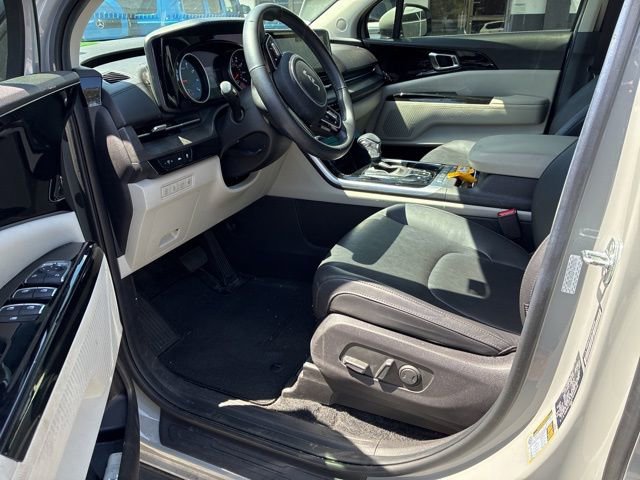 Used 2023 Kia Carnival EX image 4