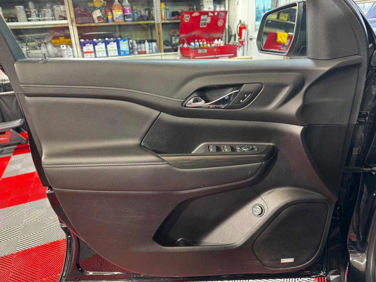 Used 2023 GMC Acadia SLT w/ Elevation Edition image 17