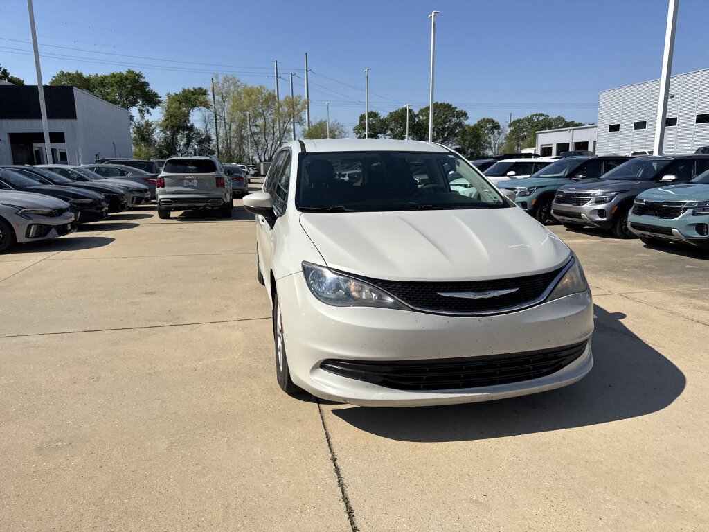 Used 2017 Chrysler Pacifica Touring image 7