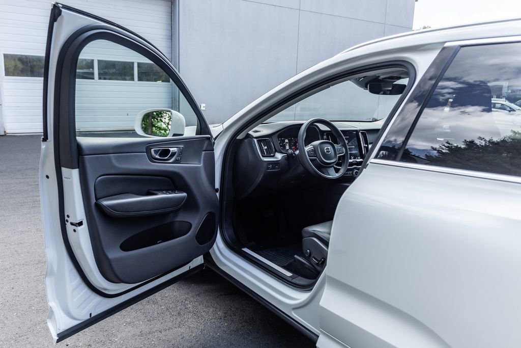 Used 2020 Volvo XC60 T6 Momentum AWD/4WD image 23