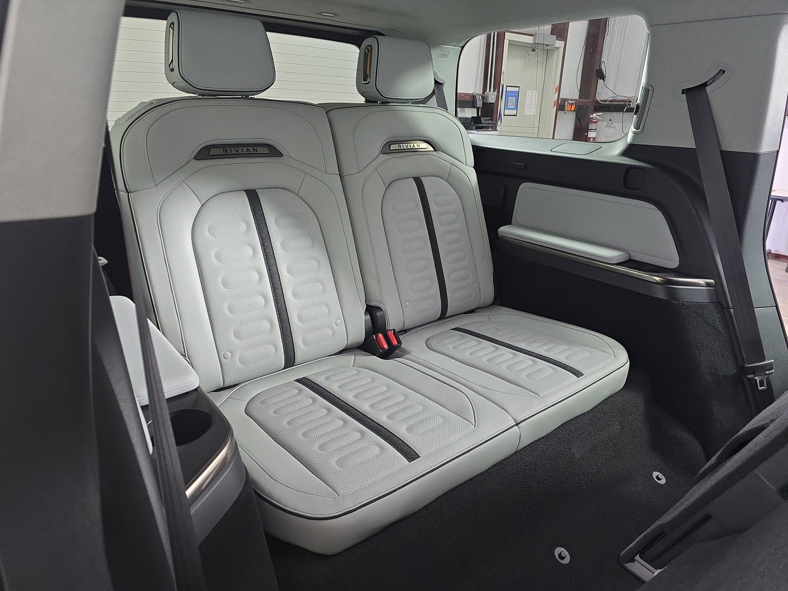 Used 2024 Rivian R1S Adventure AWD/4WD image 22