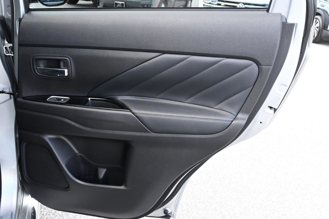 Used 2018 Mitsubishi Outlander SEL AWD/4WD image 34