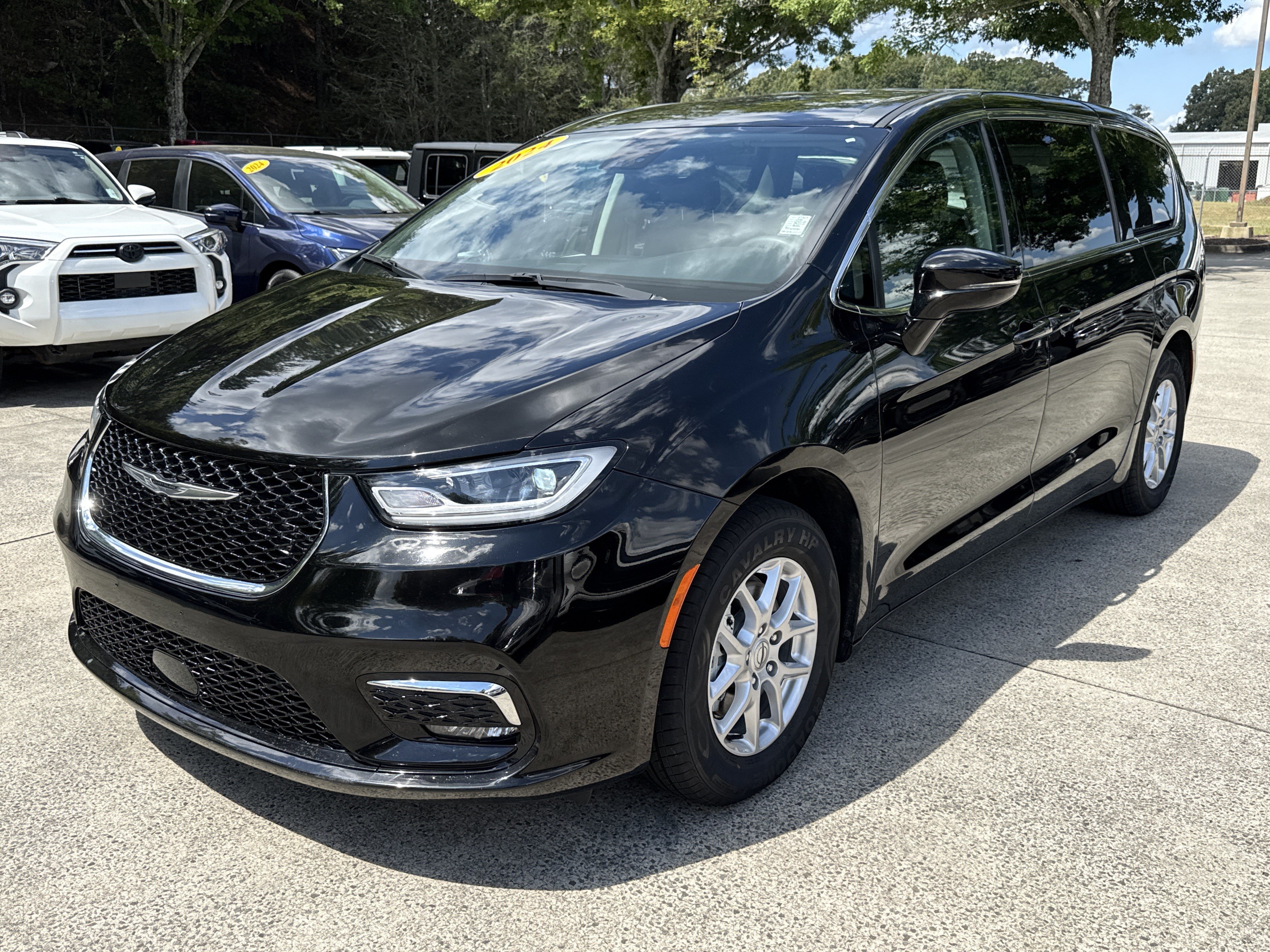 Used 2024 Chrysler Pacifica Touring-L FWD image 3