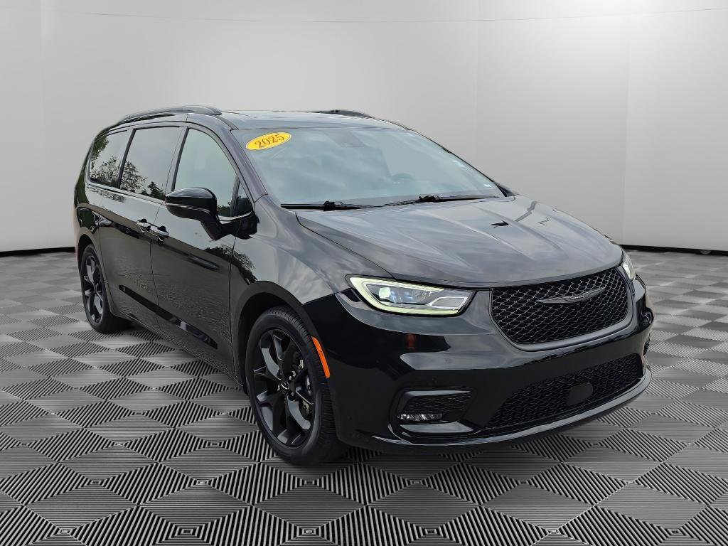 Used 2025 Chrysler Pacifica Limited FWD image 8