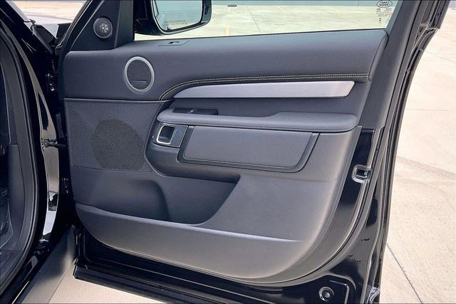 Used 2025 Land Rover Discovery Dynamic SE image 29