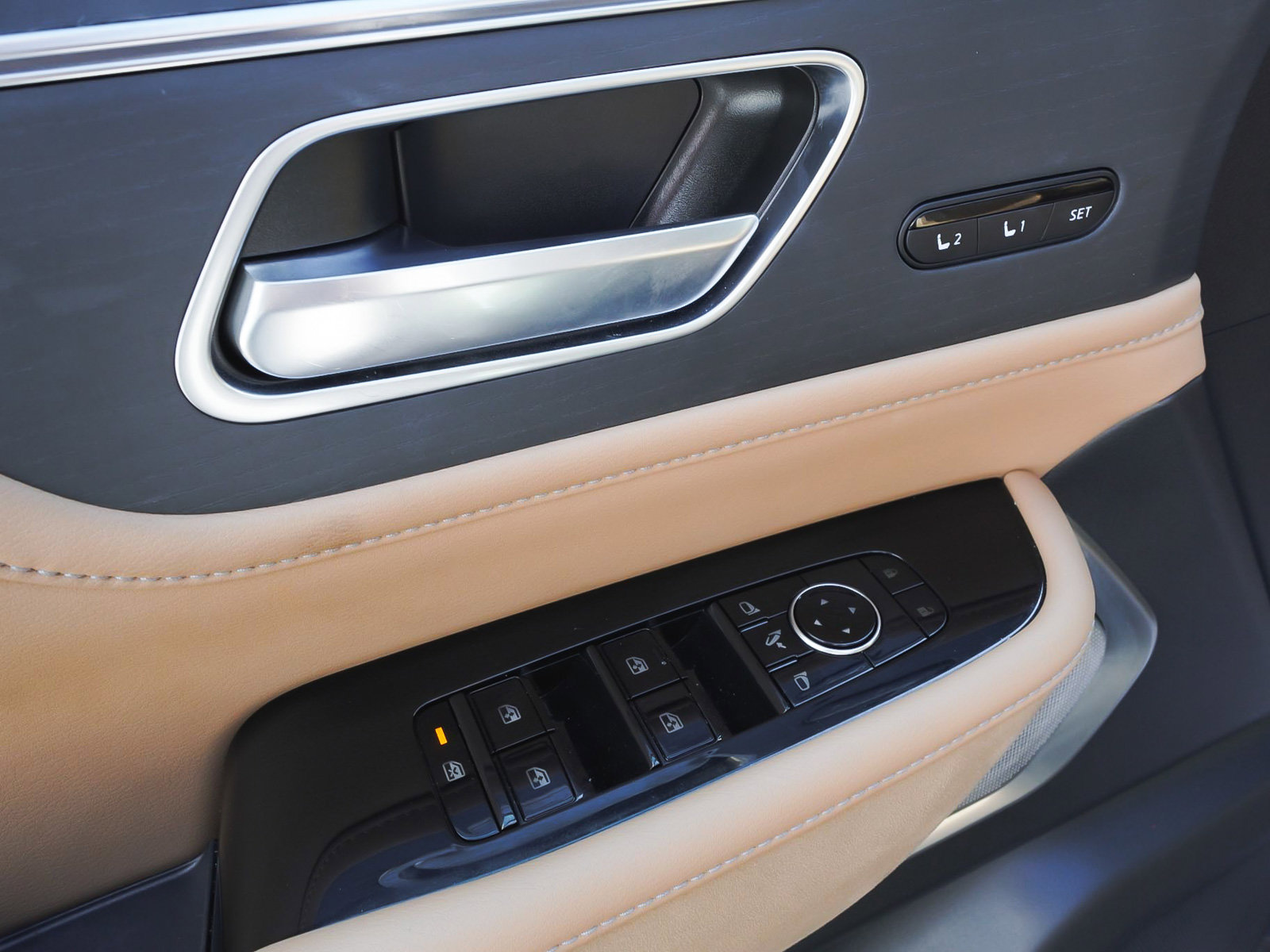 Used 2025 INFINITI QX80 Sensory AWD/4WD image 10