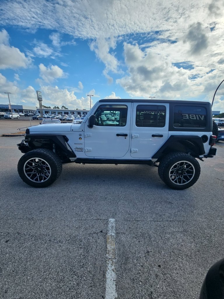 Used 2018 Jeep Wrangler Unlimited Sahara AWD/4WD image 4