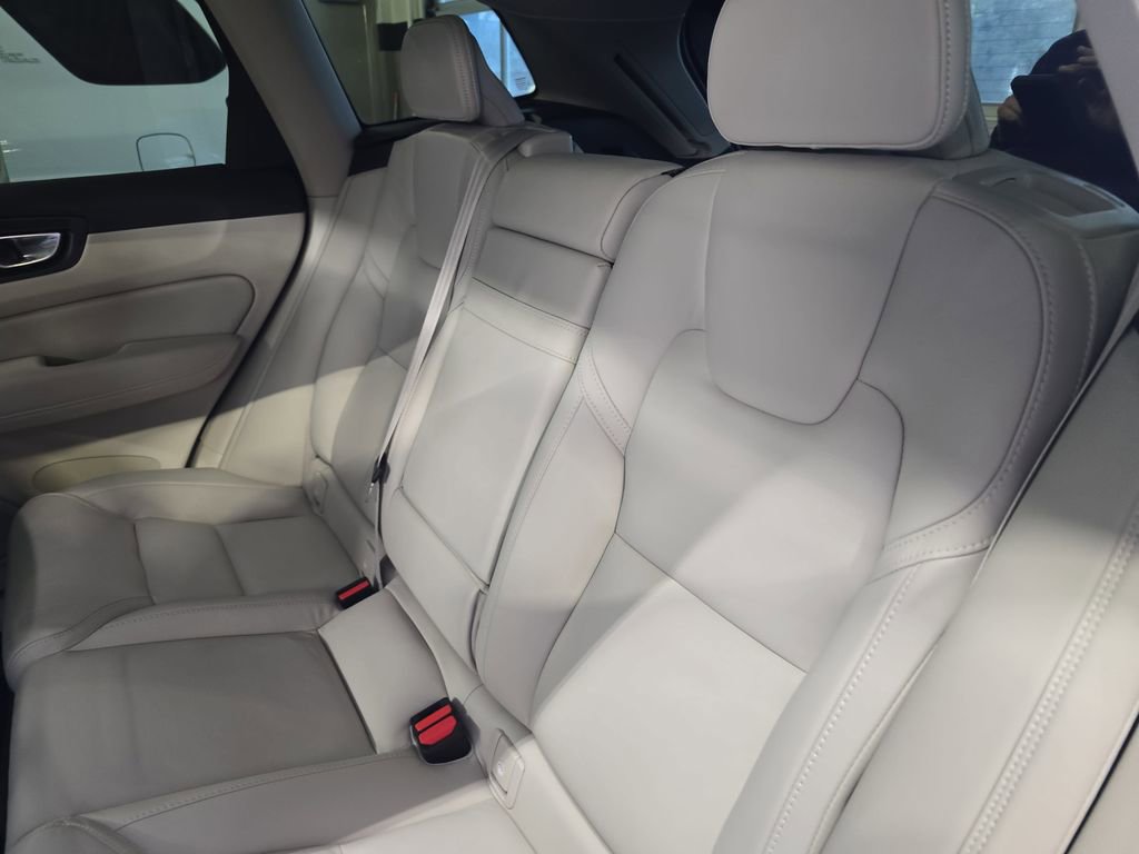 Used 2022 Volvo XC60 T8 Inscription w/ Advanced Package image 17