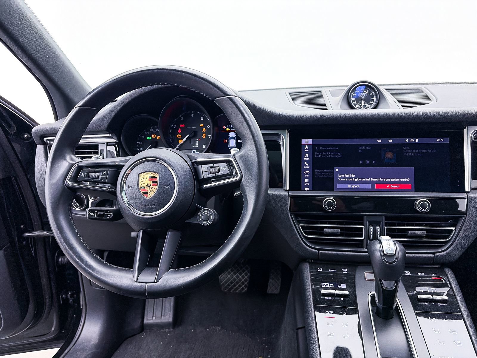 Used 2023 Porsche Macan Turbo image 5