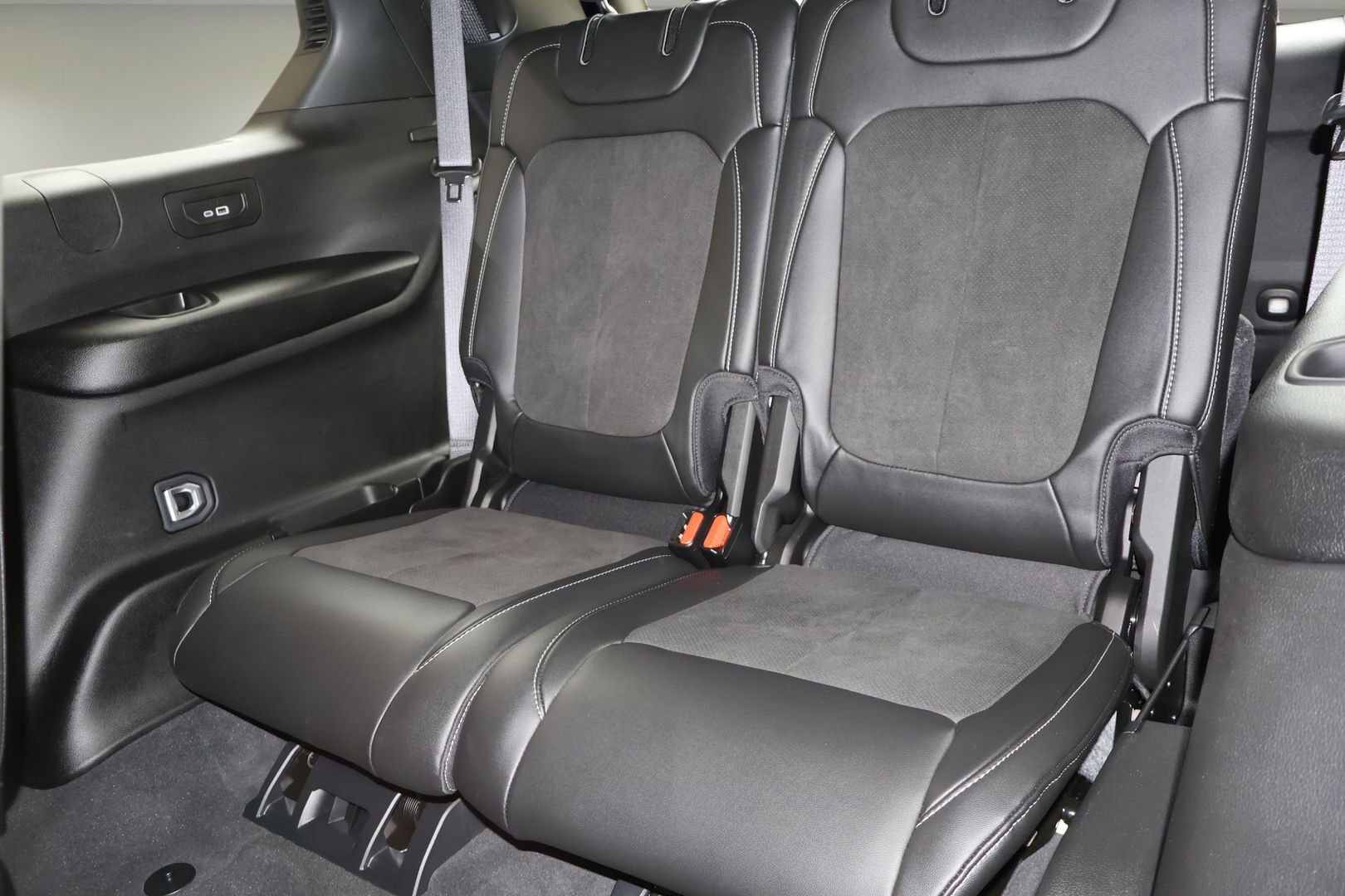 Used 2024 Jeep Grand Cherokee L Altitude AWD/4WD image 13