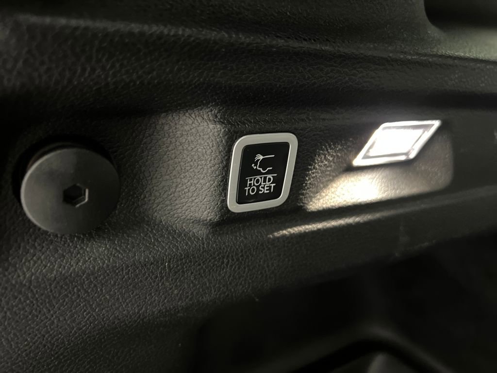 Used 2024 Jeep Grand Cherokee L Laredo image 40