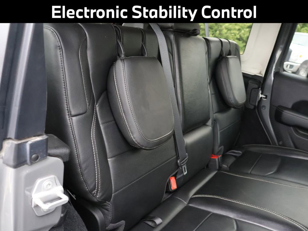 Used 2022 Jeep Wrangler Unlimited Sahara w/ Cold Weather Group AWD/4WD image 15