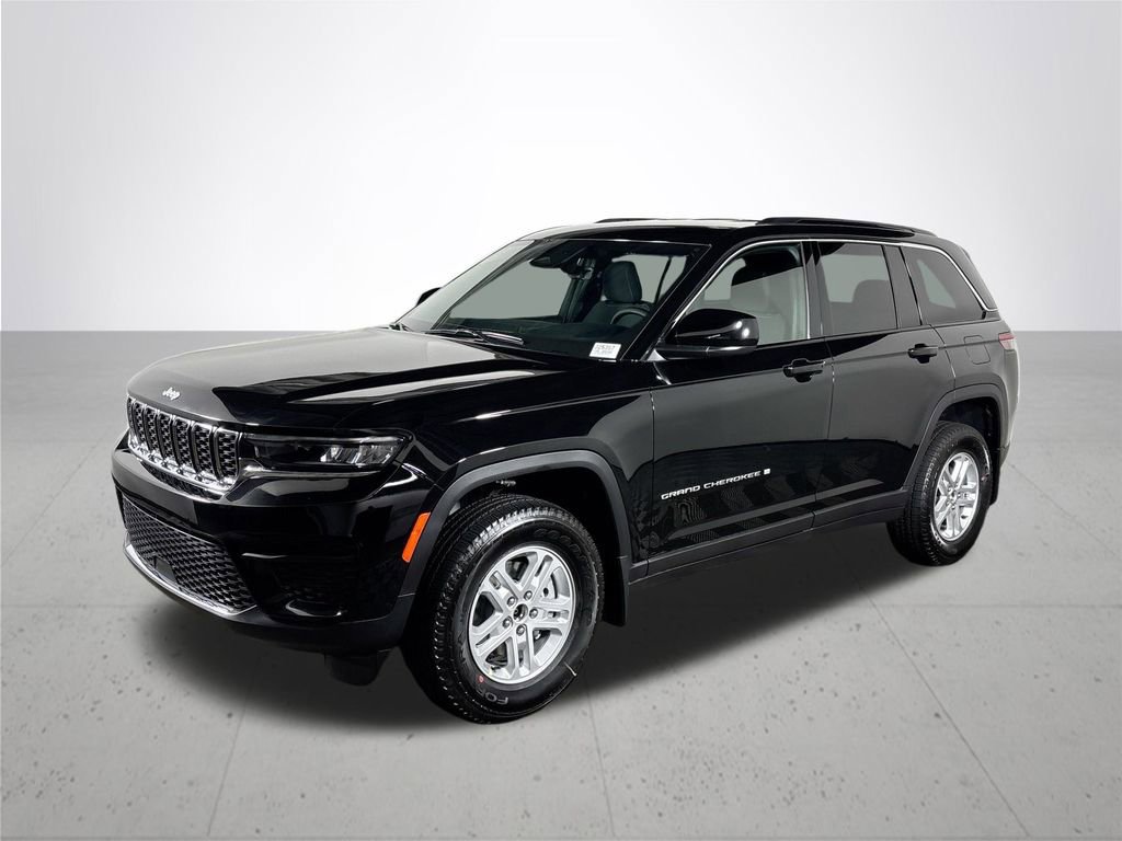 New 2025 Jeep Grand Cherokee Laredo w/ MOPAR Finishing Package AWD/4WD image 2