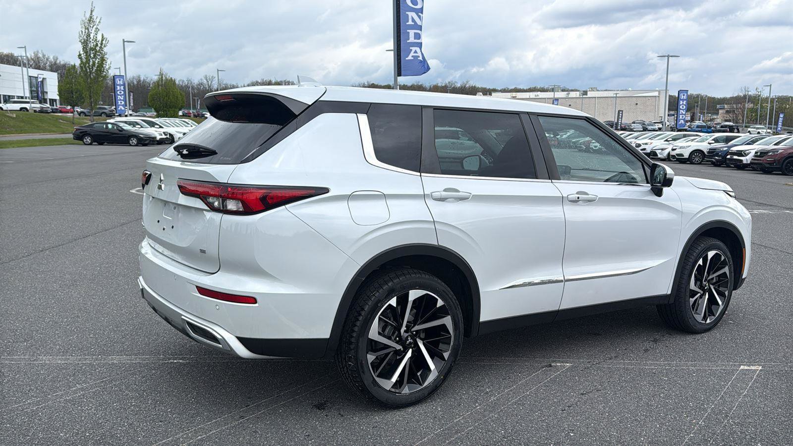 Used 2022 Mitsubishi Outlander SE AWD/4WD image 5